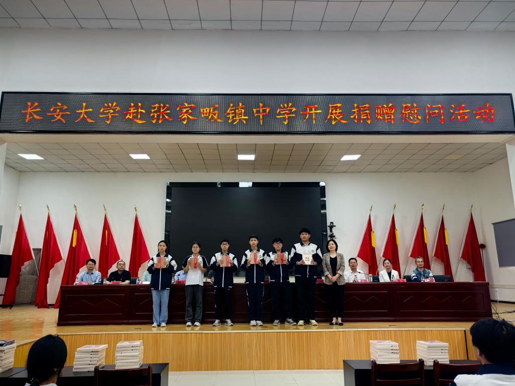 人兽性交
党委书记王树莹向贫困学生代表赠书及学习用品 人兽性交
党委书记王树莹向贫困学生代表赠书及学习用品